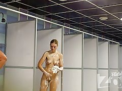 Test gyönyörű szőke veszi egy zuhany.