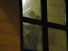 Fiúk néz a szomszédok