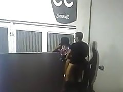 Biztonsági srácok elkapni egy pár kibaszott