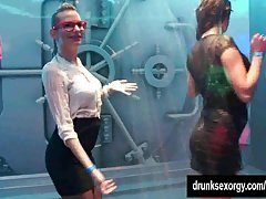 Bi club babes rendelkező nyilvános szex orgia
