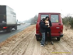 Brunette babe szar utca és a szopás nagy kakas